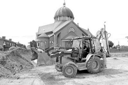 Pracownicy TD budują parking przy kościele.