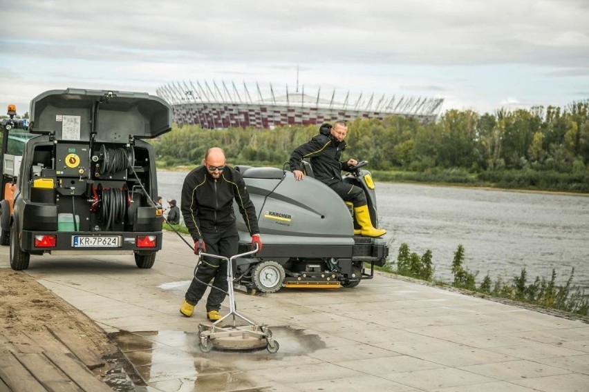 Akcja sprzątania bulwarów Wisły w Warszawie