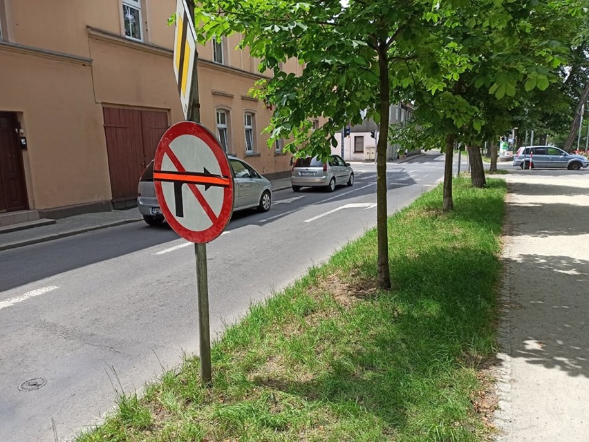 Znak zakazu skrętu w prawo po wewnętrznej stronie plant przy Wały J. Dąbrowskiego