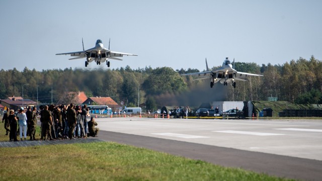 Na specjalnie przystosowanej drodze, która może służyć jako pas lotniskowy, lądowali również piloci z 22 Bazy Lotnictwa Taktycznego w Malborku.