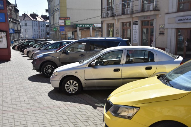 W centrum Tarnowa brakuje miejsc parkingowych. Straż miejska wspólnie z urzędnikami chce "uwolnić" dla kierowców niektóre miejsca postojowe.