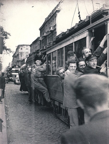 W początkach lat 50. podróżowanie łódzkimi tramwajami nie było łatwe. Linie obsługiwał głównie przedwojenny jeszcze tabor.