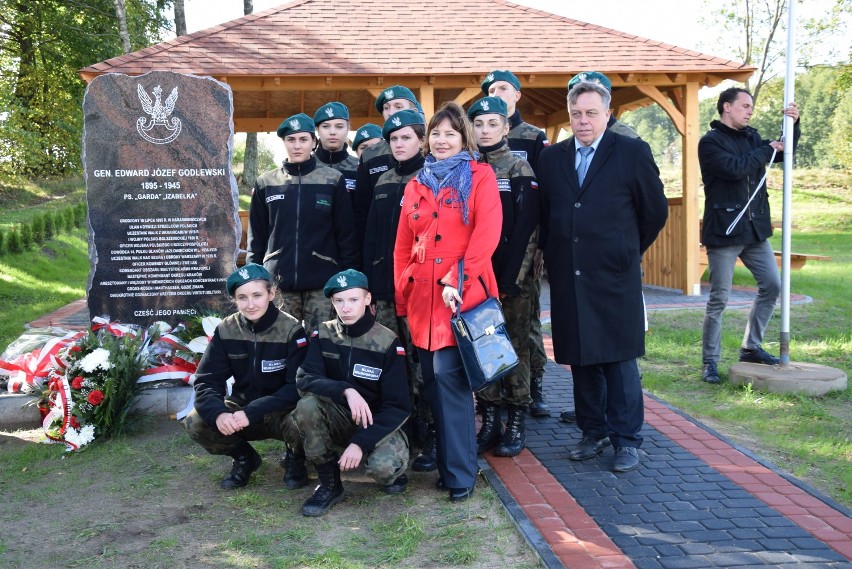 Generał Godlewski upamiętniony. W Harasimowiczach został odsłonięty obelisk jego pamięci (zdjęcia)