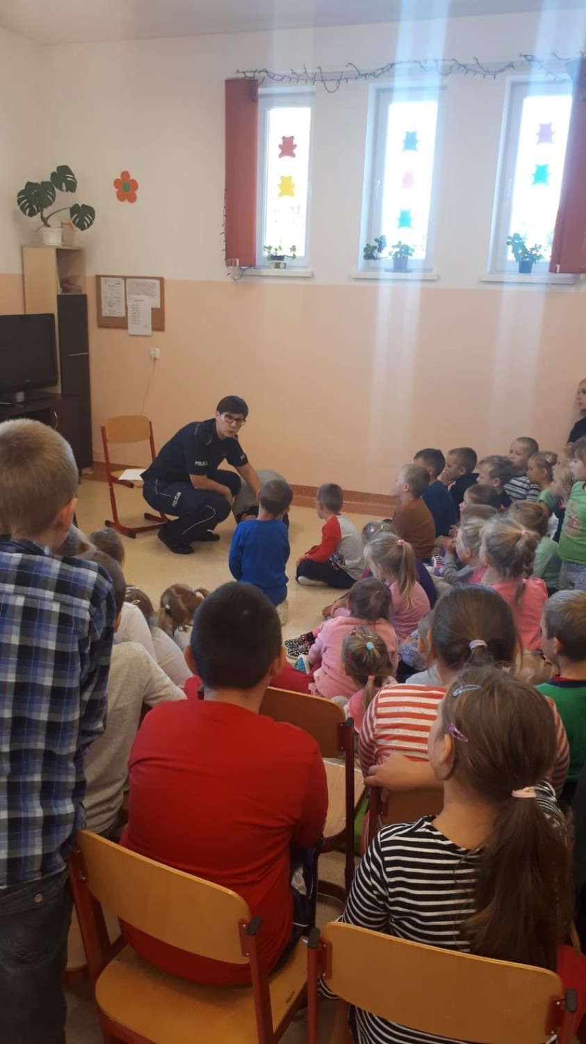 Policjanci w szkole w Szropach