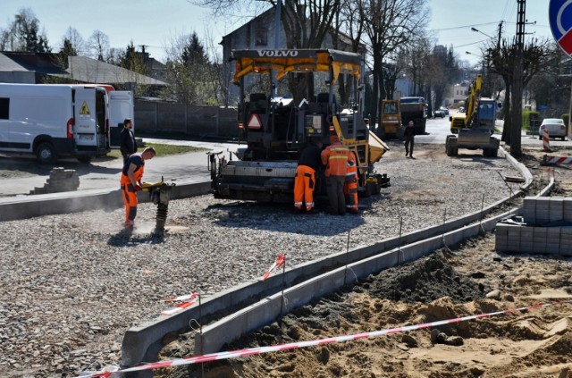 Piotrków: Prace na ulicy Łódzkiej, którą dojedziemy wkrótce do ronda Solidarności w Piotrkowie