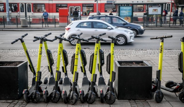 Przepisy regulujące status hulajnóg czy deskorolek weszły w życie w czwartek, 20.05.2021 r. Użytkownicy powinni teraz szczegółowo zapoznać się częścią kodeksu drogowego poświęconą tym urządzeniom. Sprawdź, co się zmieniło >>>