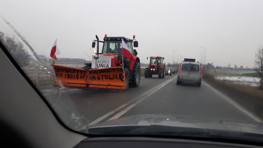 Protest rolników na drodze Srock - Piotrków. Nie ma blokady,...