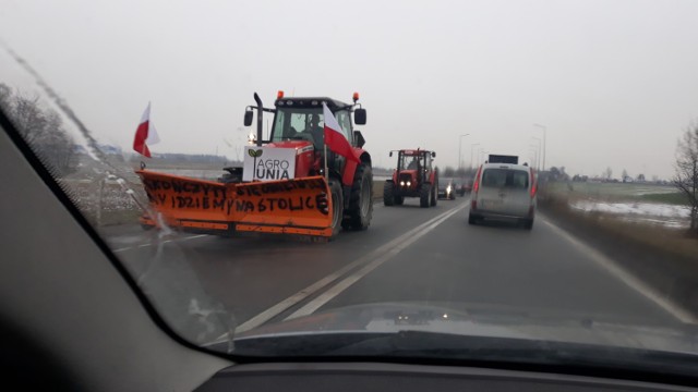 Protest rolników na drodze Srock - Piotrków. Nie ma blokady, ale są korki na dk 91 