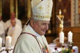 Biskup Edward Janiak, mimo papieskiego zakazu, odwiedza kaliską kurię