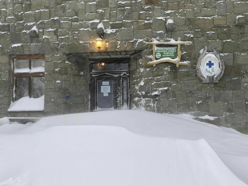 Śnieg przykrył Schronisko PTTK Klimczok....