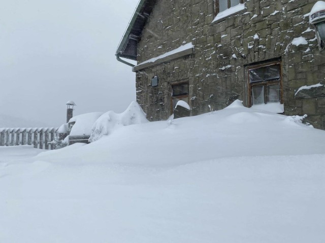 Śnieg przykrył Schronisko PTTK Klimczok. 

Zobacz kolejne zdjęcia. Przesuwaj zdjęcia w prawo - naciśnij strzałkę lub przycisk NASTĘPNE