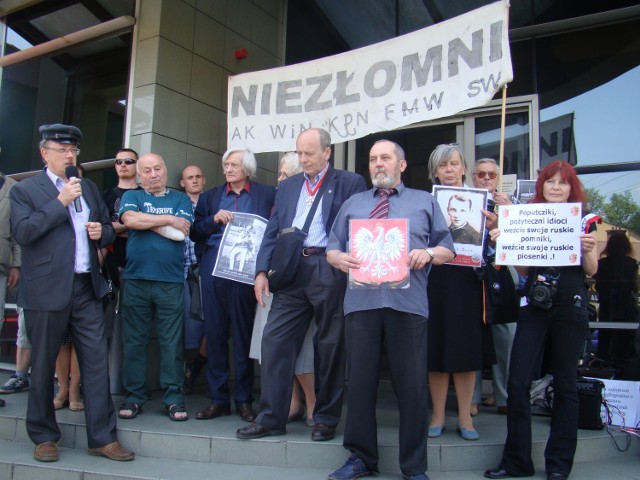 Uniewinnieni manifestanci zapowiedzieli przed budynkiem sądu, że wyrok da im siłę do walki o usunięcie 700 podobnych pomników stojących jeszcze w różnych miejscach Polski. - To relikty reżimu komunistycznego, który zniewolił nasz kraj -  mówi Adam Słomka (z lewej)