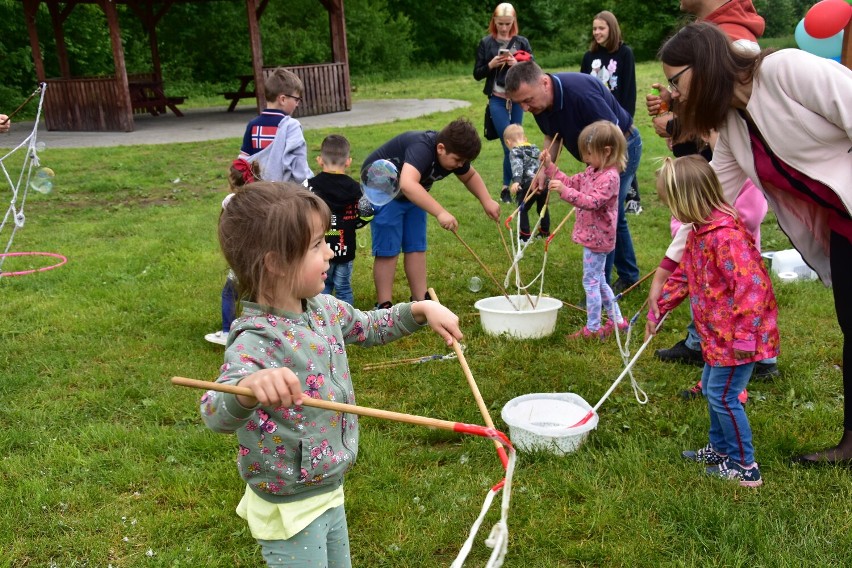 Sękowa. Dzień Dziecka z grupą animacyjną Zwariowani, kucykami, dmuchańcem i mnóstwem mydlanych baniek [ZDJĘCIA]