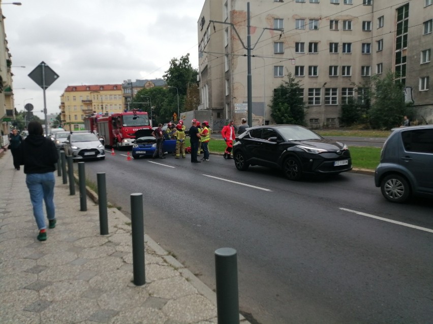 W wypadku przy ul. Grunwaldzkiej biorą udział trzy samochody