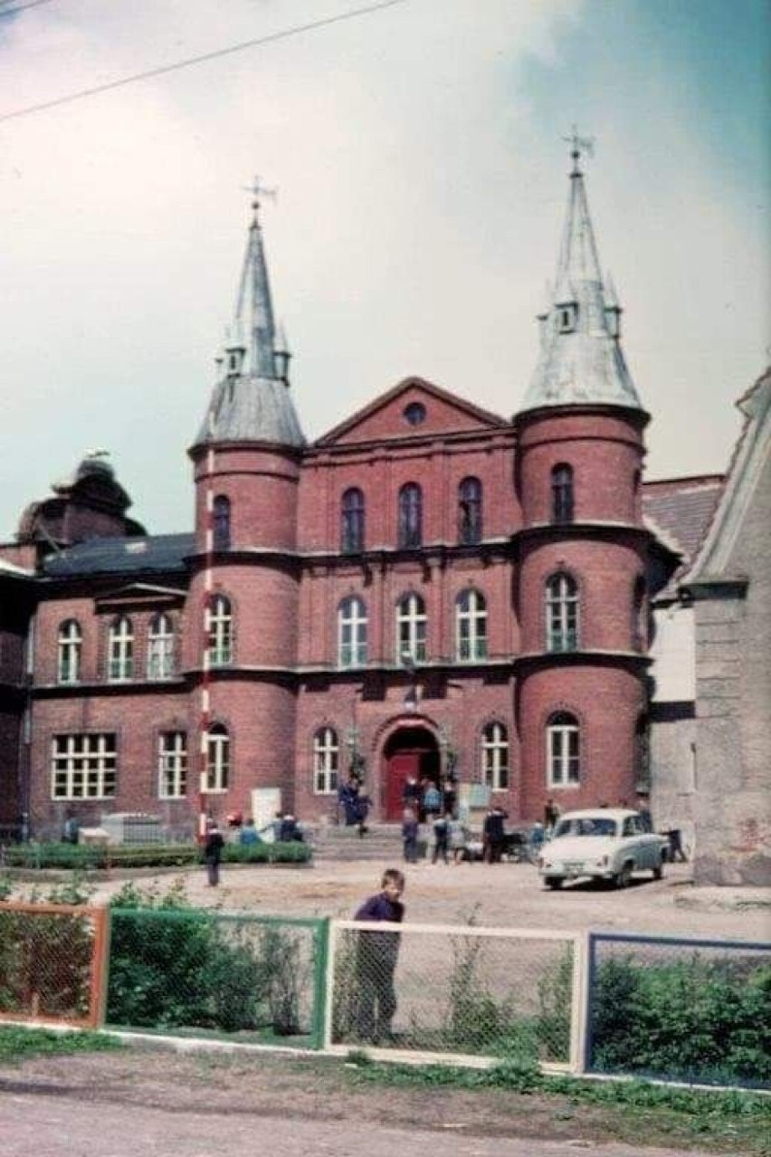 W latach 70. w pałacu w Juchowie znajdowała się szkoła