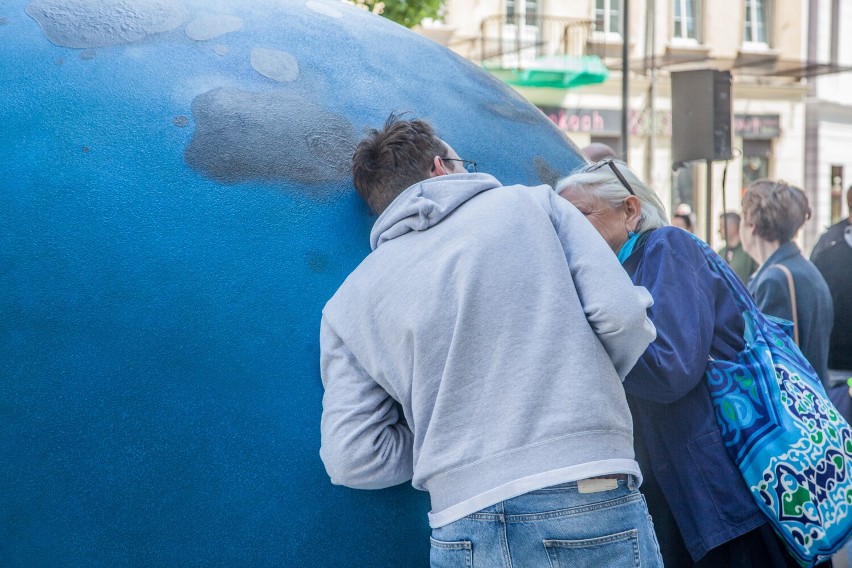 Dwumetrowe, błękitne jajo zdobi już centrum Warszawy. Na placu Pięciu Rogów odsłonięto instalację "Pisklę. Drozd śpiewak" 