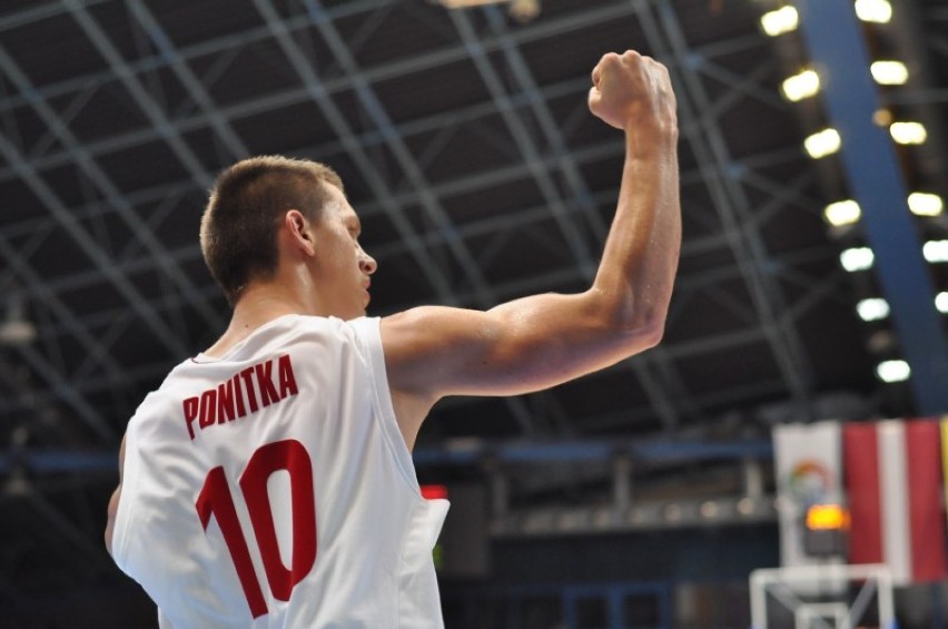 Mateusz Ponitka w meczu z Grecją na U18 we Wrocławiu