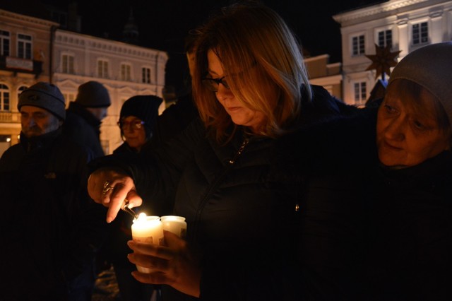 Serce ze zniczy ku pamięci Pawła Adamowicza w Piotrkowie na Rynku Trybunalskim