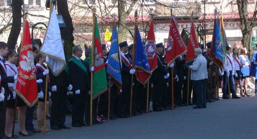 Dąb Mieszko koło kościoła upamiętnia 1050. rocznicę chrztu Polski