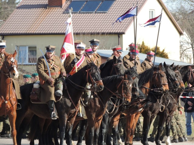 Uroczysta przysięga żołnierzy dobrowolnej zasadniczej służby wojskowej. 14 Suwalski Pułk Przeciwpancerny oraz 18 Białostocki Pułk Rozpoznawczy zyskali nowych żołnierzy.