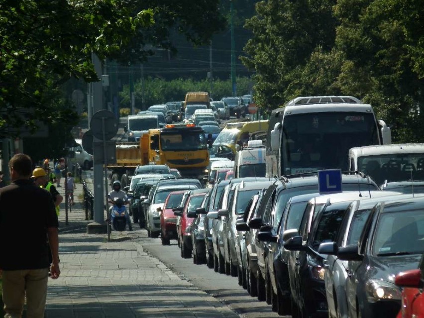 Korek zaczyna się tuż przed skrzyżowaniem ulic Dąbrowskiego,...