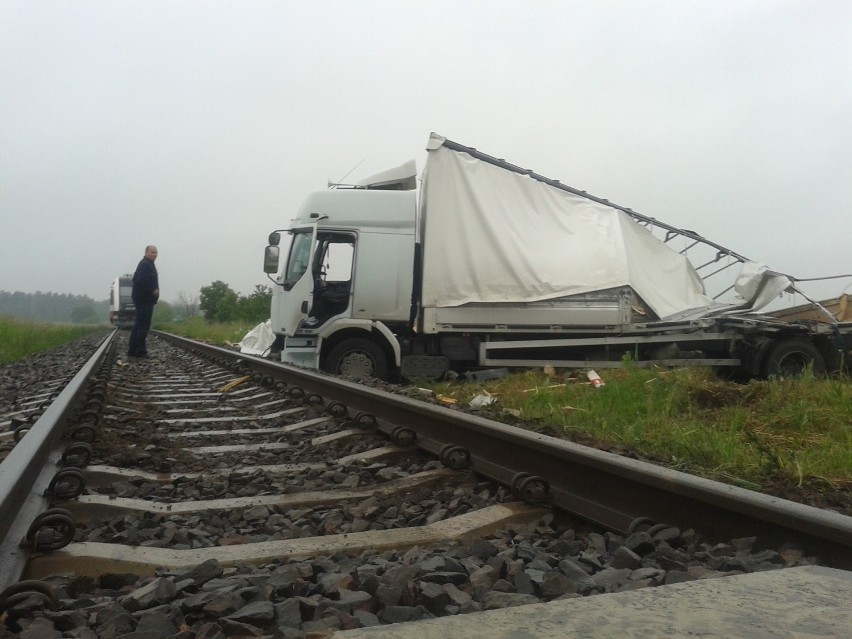 Wypadek w Skokach: TIR wjechał pod pociąg!