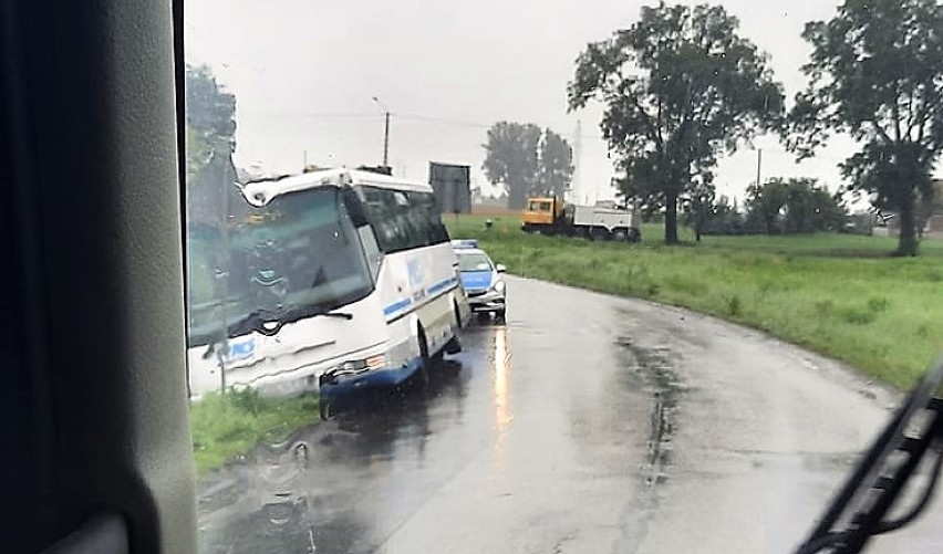 Autobus PKS wjechał do rowu, by uniknąć czołowego zderzenia...