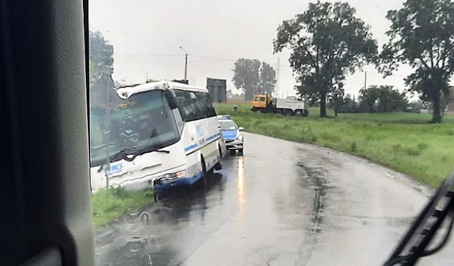 Autobus PKS wjechał do rowu, by uniknąć czołowego zderzenia z ciężarówką w Aleksandrowie Kujawskim