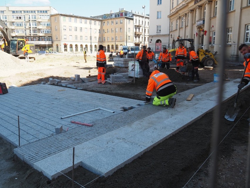 Na placu Wolności pojawiły się pierwsze granitowe płytki. To...