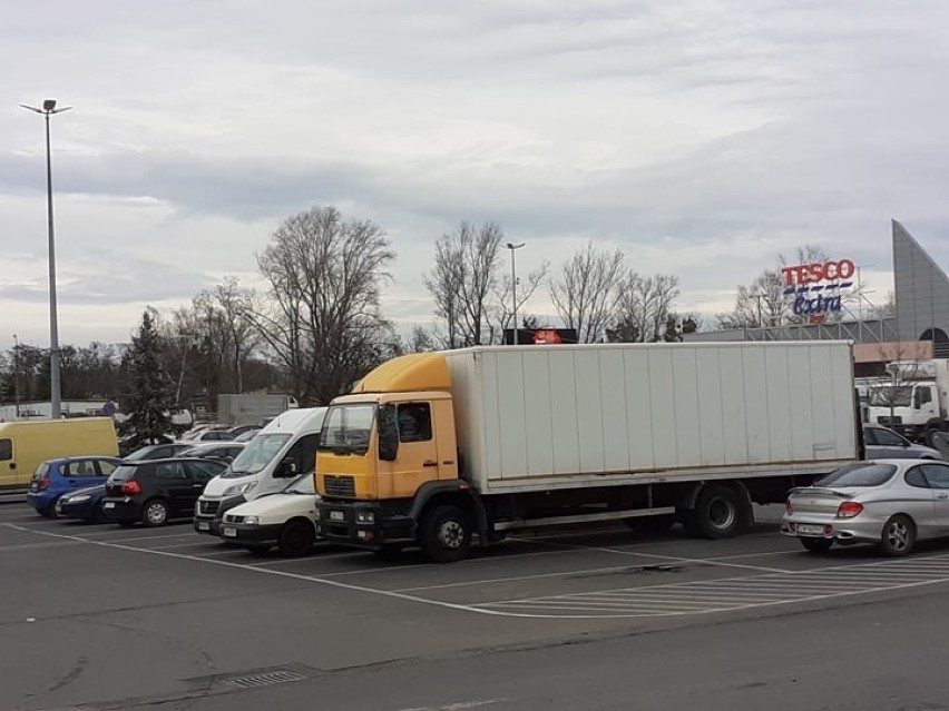 Na parkingu całkiem sporo aut, choć są jeszcze wolne miejsca