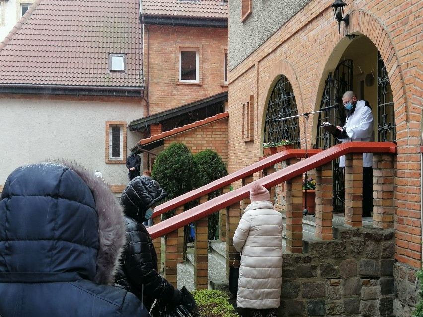 Święcenie pokarmów w czasie pandemii w Kołobrzegu - przed bazyliką co kwadrans