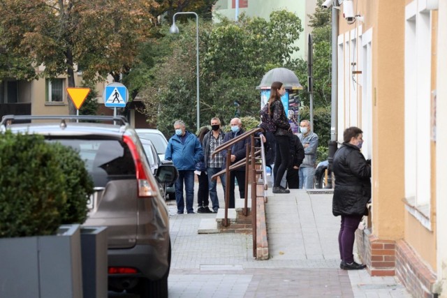 W związku ze zmianami z ub. tygodnia - obowiązek zasłaniania ust i nosa (np. maseczką lub przyłbicą) dotyczy mieszkańców obu stref - czerwonej i żółtej. Nakaz dotyczy całej przestrzeni publicznej - w tym m.in. klatek schodowych, parkingów podziemnych. 