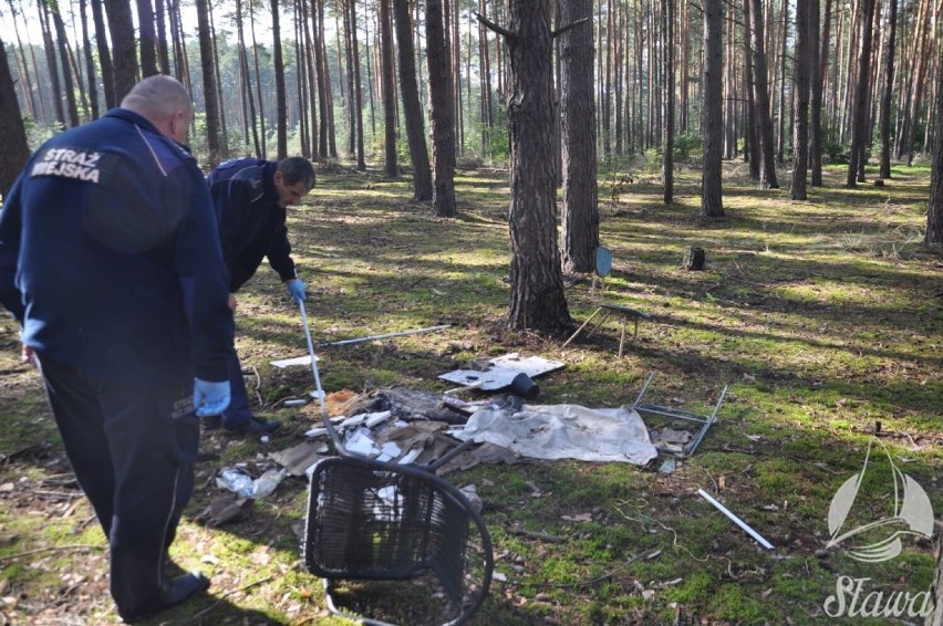 W lesie koło Radzynia w Gminie Sława ktoś wyrzucił dużo...