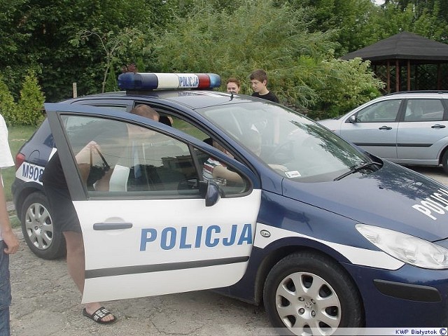 Policjanci z Moniek oraz strażacy, w ramach programu &#8222;Bezpieczne wakacje 2012&#8221;, spotkali się z dziećmi, które letni wypoczynek spędzają na koloniach w Goniądzu. Zostały one zorganizowane przez Polskie Stowarzyszenie Na Rzecz Dzieci Chorych Na Padaczkę.