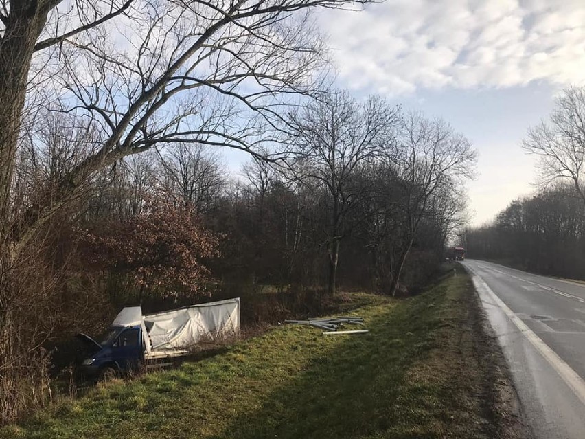 Z drogi krajowej nr 24 wypadł bus, z którego wysypały się...