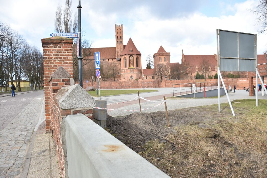 Malbork. Marianek, który stał na Piastowskiej, trafił do naprawy. Zniszczona figurka ma zostać wzmocniona i wkrótce wróci na mostek