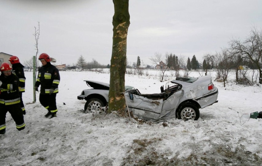 Wypadek w Zawadzie: BMW uderzyło w drzewo. Nie żyje kierowca