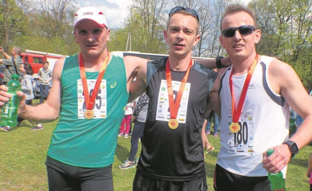 Jacek Długosz (w środku) ze Starachowic wygrał Bieg z serca dla chorego Michałka Nartowskiego, który odbył się w Miedziance. Uczestniczyło w nim ponad 350 osób. Trasa liczyła około 4 kilometrów.