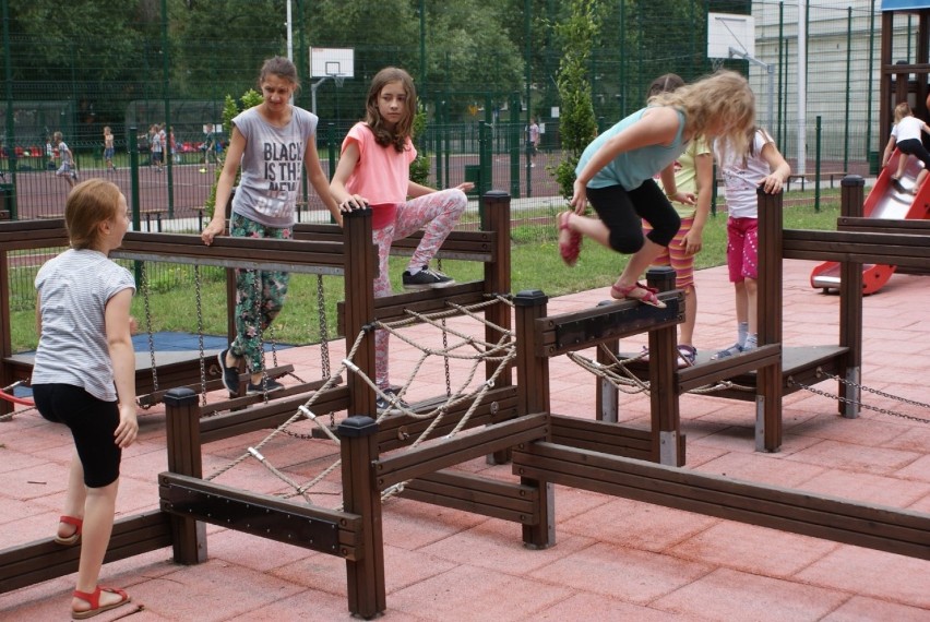 Wakacje 2016 na raciborskich osiedlach. Dzieci grają i...