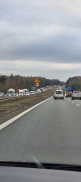 Dwa samochody ciężarowe zderzyły się na autostradzie A4 w Mysłowicach. W miejscu wypadku korki