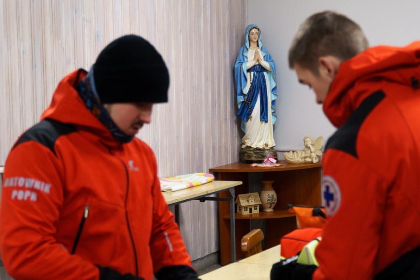 Ratownicy pomagają bezdomnym w Gdyni. Cotygodniowe dyżury u oo. Franciszkanów ZDJĘCIA 