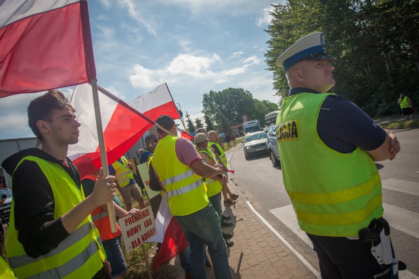 Władysławowo. Właściciele wędkarskich jednostek protestowali i zablokowali drogę na Półwysep Helski. Były spięcia z turystami | FOTO, WIDEO