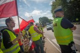 Władysławowo. Właściciele wędkarskich jednostek protestowali i zablokowali drogę na Półwysep Helski. Były spięcia z turystami | FOTO, WIDEO
