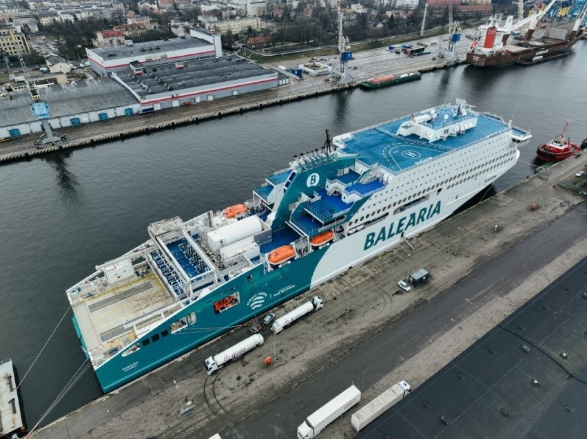 Nowoczesny prom Rusadir, który będzie pływał między Hiszpanią i Afryką zabunkrował LNG w Porcie Gdańsk [ZDJĘCIA]