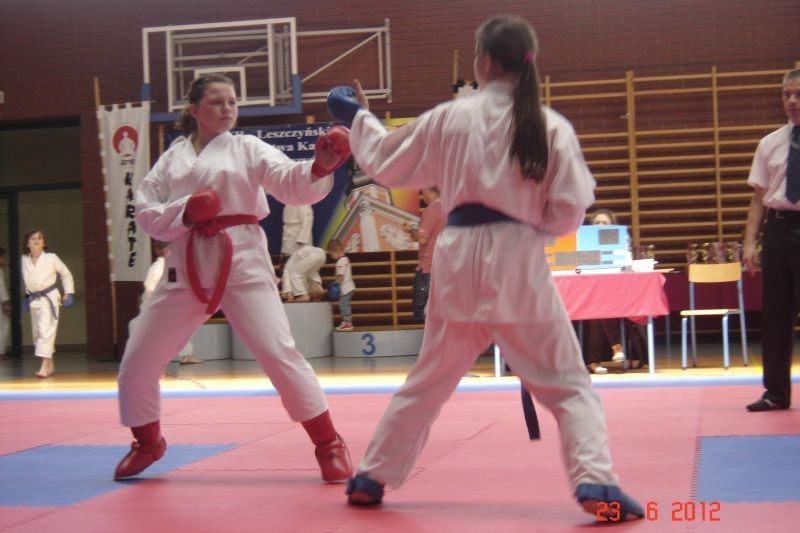 Mistrzostwa Karate w Lesznie. Zawodnicy UKS Kleczew z medalami