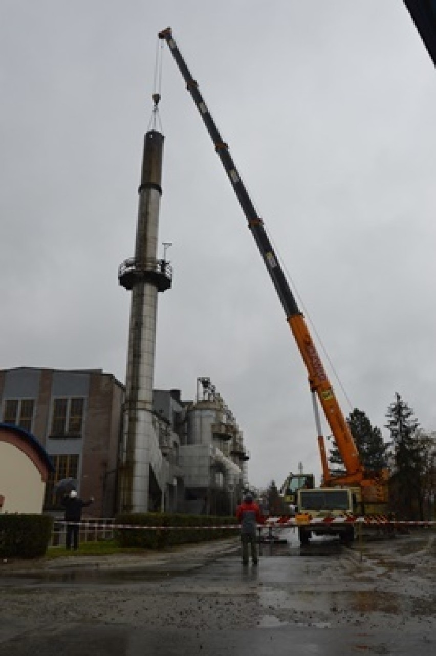 Nowy Sącz. Zdemontowano komin w Newagu - koniec palenia węglem [WIDEO]