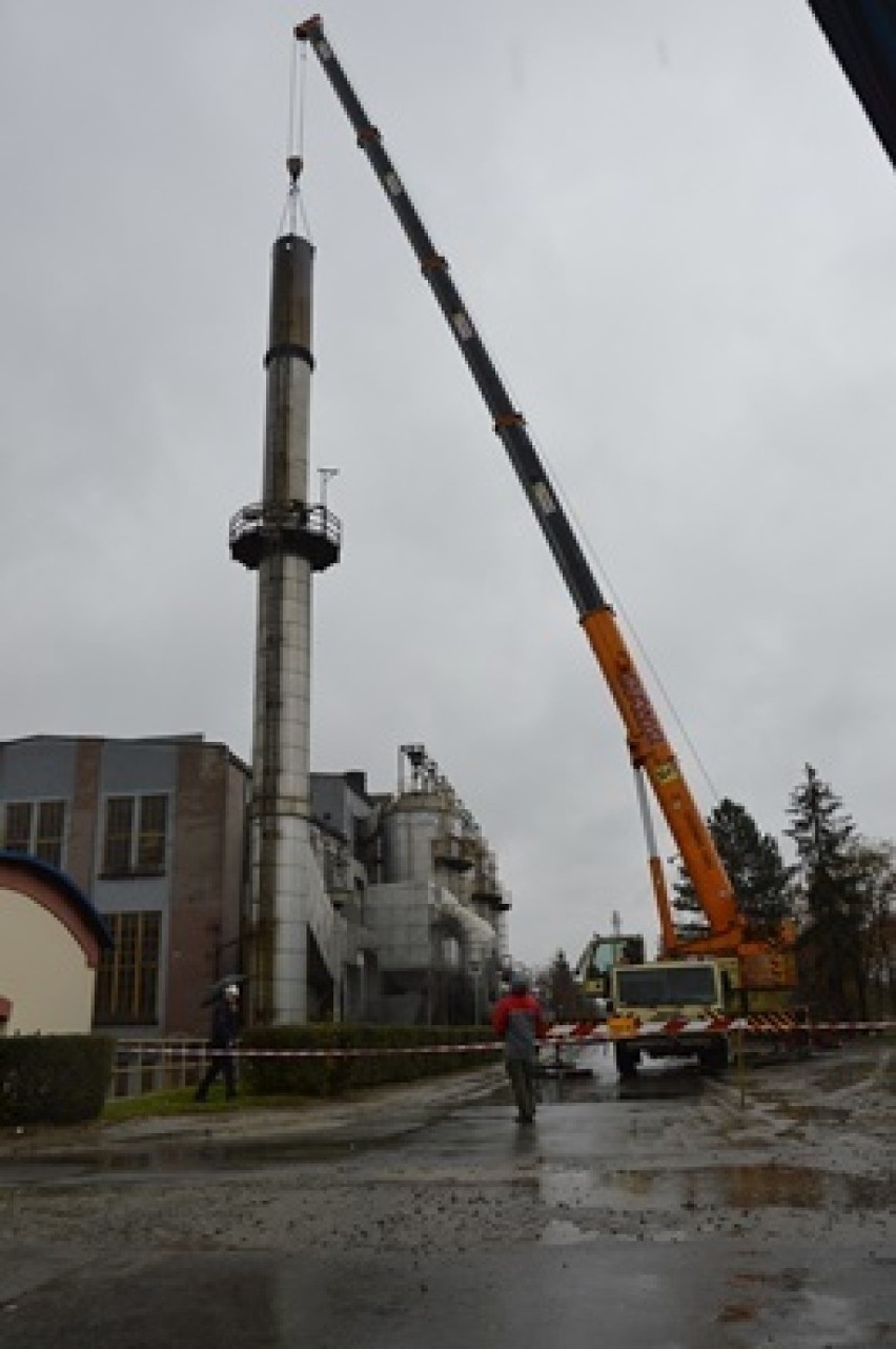 Nowy Sącz. Zdemontowano komin w Newagu - koniec palenia węglem [WIDEO]