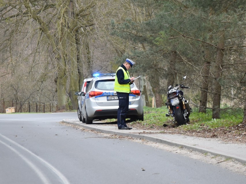 Wypadek w Baldramie Małym. Motocyklem potrącił 17-latkę, stracił panowanie nad pojazdem i wjechał na chodnik
