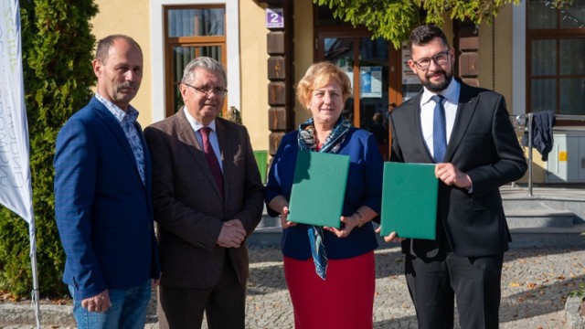 Od lewej: Zenon Wajgert, Czesław Hoc, Bernardeta Borkowska i Marek Subocz, tuż po podpisaniu umowy