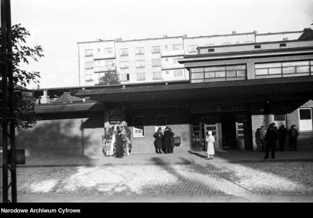 Fragment budynku dworca kolejowego w Będzinie. 1933. Zobacz kolejne zdjęcia/plansze. Przesuwaj zdjęcia w prawo - naciśnij strzałkę lub przycisk NASTĘPNE